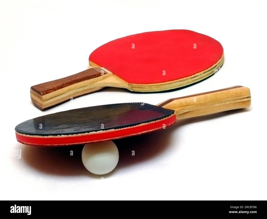 deux-raquettes-de-tennis-de-table-et-d-une-balle-2rcb786